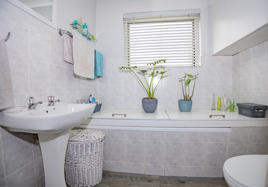 1 Bedroom Property for Sale in Oakglen Western Cape